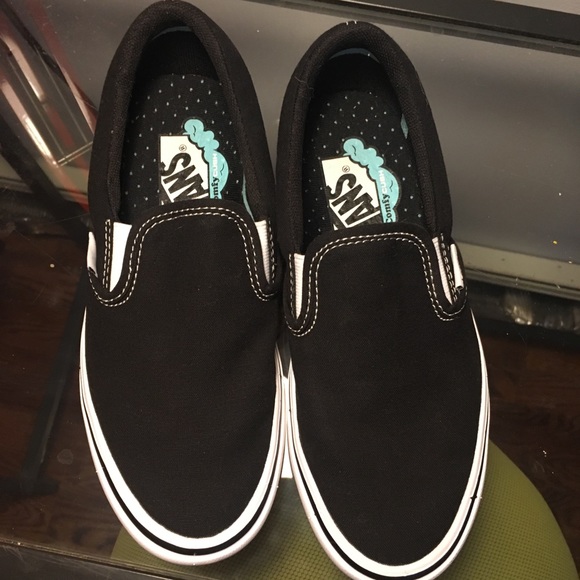 vans comfycush slip on black and white